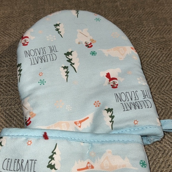 NWT Rae Dunn Warner Bro. Frosty The Snowman Christmas Holiday Set of Oven Mitts - Picture 6 of 7